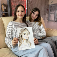  Сабрина показывает шарж, а рядом с ней сидит ее подруга Полина